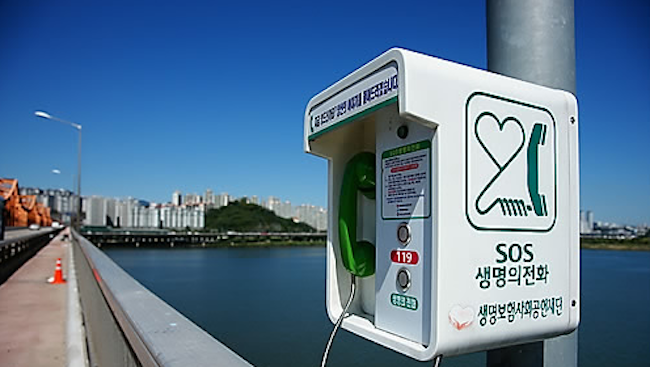 According to a study conducted by Sogang University professor Yoo Hyeon-jae, 62 percent of Koreans believe that suicide related content on SNS is making a caricature of suicide, which can lead people to think suicide is an option that can be easily taken when facing difficulties.  (Image: Yonhap)