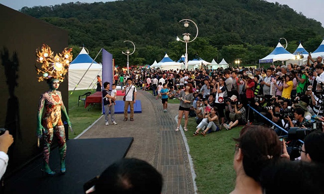 Nine years after its debut in 2008, Daegu, the first Asian city to host a body painting festival, welcomed 43 teams from 10 countries over the weekend to the Kolon Outdoor Music Hall. (Image: Daegufestival.com)
