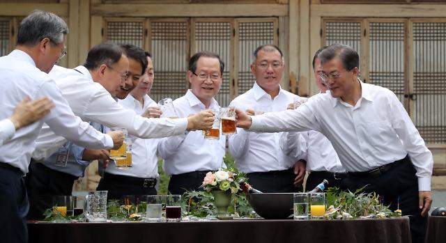 President Moon Jae-in (R) toasting a group of top local business leaders in a meeting held at the presidential office Cheong Wa Dae on July 27, 2017. (image: Yonhap)