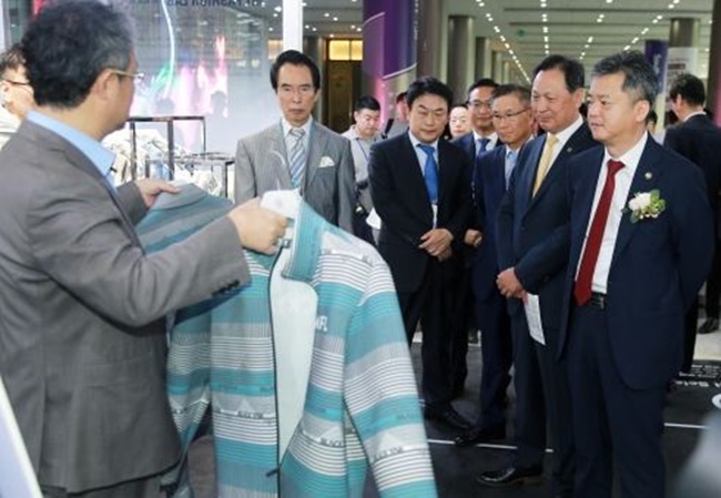 From one-to-one counseling and job fairs to showcases of the latest 3D design technology that allows people to make their own clothes within an hour, international textile exhibition Preview in SEOUL is back again this year at Coex Mall, calling everyone with interest in the fields of textile, fashion and design.(Image: MOTIE)