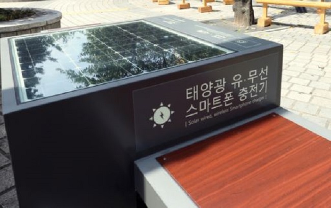 The bench also boasts USB ports that can be used for other smartphone brands and electronic devices. (Image: Seodaemun District)