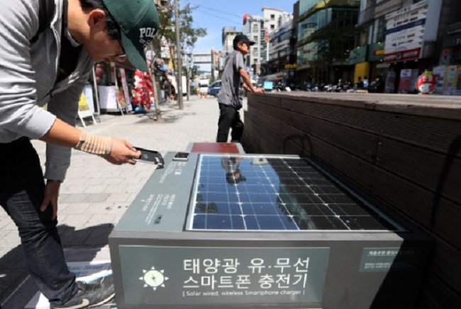 Seodaemun District recently placed two solar panel benches with smartphone charging capabilities in the trendy neighborhood of Sinchon. (Image: Yonhap)