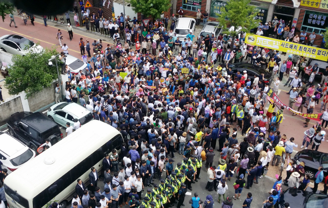 The protesters demanded that an independent body comprised of foreign experts assess any potential environmental damage if the Moon government wants to verify the safety of the THAAD radar. (image: Yonhap)