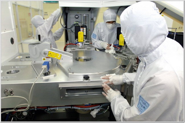 Samsung Electronics, SK Hynix Create 200 Million Won Fund for Semiconductor Industry. (Image: Yonhap)
