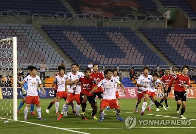 The disciplinary committee of the K League decided that Bucheon FC will have to play their home match against Asan Mugunghwa FC on Sept. 3 without supporters following an incident last Saturday. (Image: Yonhap)