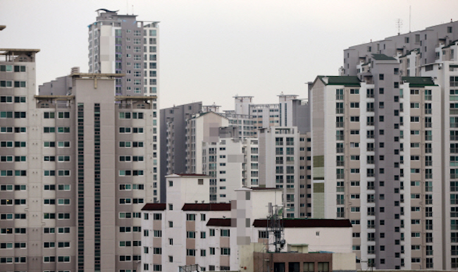 Compared to other common disputes between residents in apartments such as noisy neighbors, secondhand smoke wafting up through bathroom pipes and open windows is harder to reconcile merely due to the fact that it is almost impossible to identify which apartment suite the smoke is coming from. (Image: Yonhap)