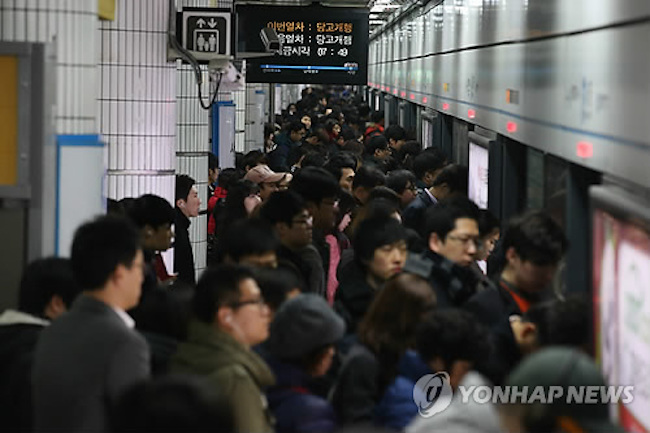 New Technology Helps Commuters Avoid Crowded Subway Cars. (Image: Yonhap)