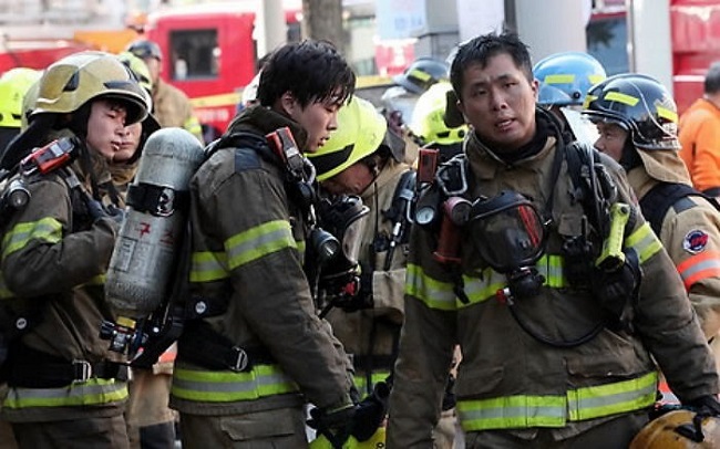With the city’s fire department running a “buddy program” to assist employees with psychological difficulties, the city’s lack of interest, lack of financial means, and lack of initiative means society is once again sending its bravest to put out literal and mental fires on their own. (Image: Yonhap)  