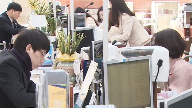 Bank tellers will present the option for paper-based passbooks (bank ledgers) and customers will make the decision to apply for one or go without. (Image: Yonhap)