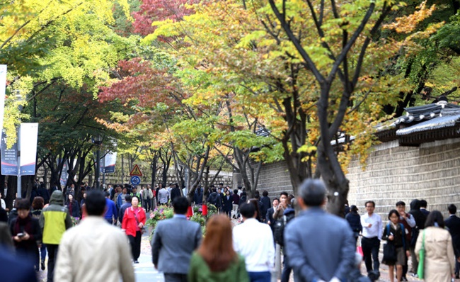 Among the new attractions is a part of the trail alongside Deoksugung Palace, also known as Deoksugung Doldam-gil, which has been made open to the public after the Seoul government and the British Embassy in Seoul, which owns the land, reached an agreement. (Image: Yonhap)