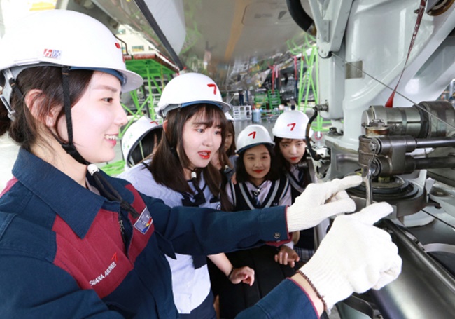 Asiana Airlines Holds Engineering Class for Female Middle School Students