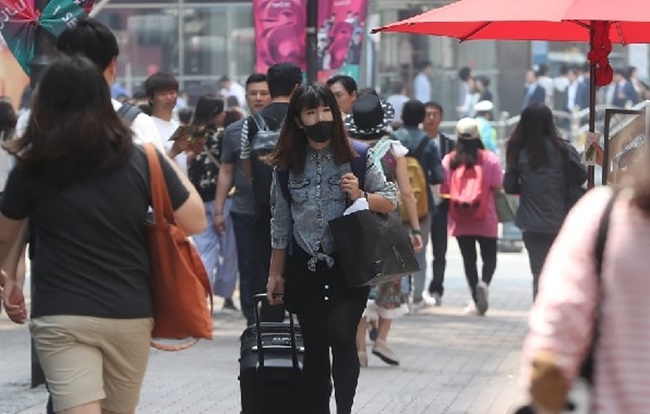 According to a report on immigration statistics released by the Korea Culture & Tourism Institute on Saturday, the number of international female tourists to South Korea rose by nearly 40 percent in 2016 from the previous year, reaching 9.2 million. (Image: Yonhap)