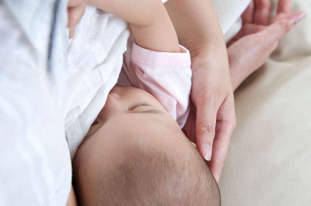 Findings from a study conducted by professor Jung Seong-hoon and his team at Kyung Hee University Hospital at Gangdong revealed that donated breast milk proved to be a much better a choice than infant formula, after the researchers monitored preterm infants that weighed less than 1.5 kilograms. (Image: Kobiz Media)