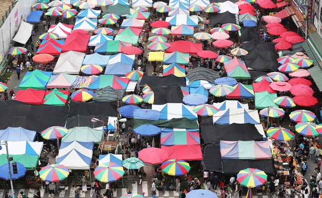 The event officially began at a public parking lot where the Moran market will be relocated. Performances of traditional Korean music including nongak, pansori, and other folk songs sung by guest singers were provided for visitors. (Image: Yonhap)