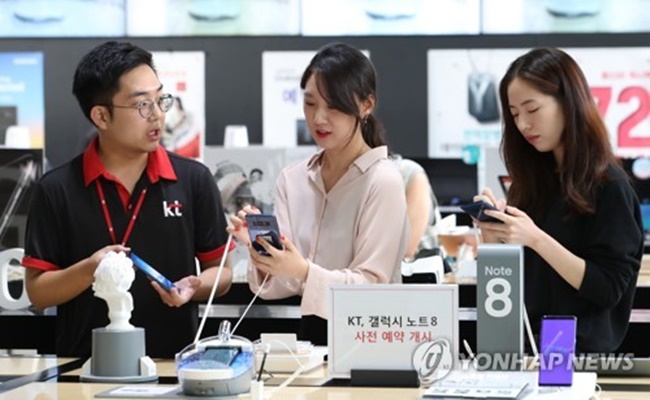 Earlier this year, Samsung received preorders for 550,000 units of the Galaxy S8 smartphone in the first two days. (Image: Yonhap)