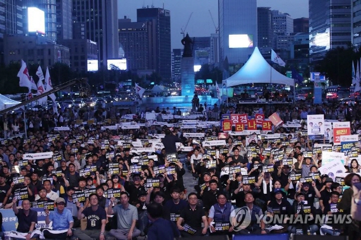 Protesters at KBS and MBC, South Korea's two major networks, gather at Gwanghwamun Plaza in Seoul on Sept. 8, 2017, to demand the management step down. (image: Yonhap) 