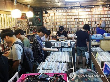 Cassette Tapes Return as Demand Rises among Music Nerds, Disconnected Seniors