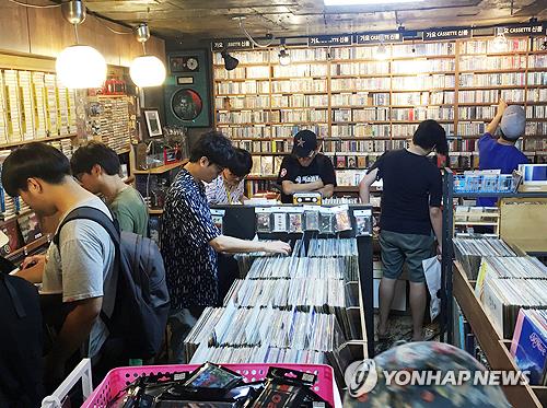 Shoppers are seen searching for rare cassette tapes at Dope Records. (image: Yonhap)