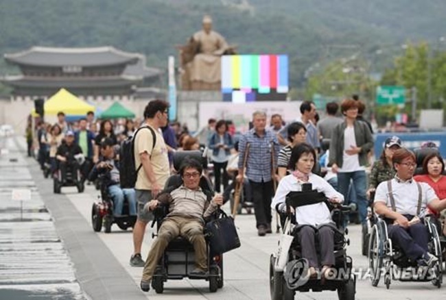 With a commitment from Park Neung-hoo, the minister of Health and Welfare, the Solidarity Against Disability Discrimination, the governing body of the protest, decided to withdraw from Gwanghwamun Square, on the day coinciding with the group’s 10th anniversary. (Image: Yonhap)
