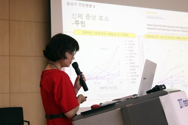 The worrying data put forward by Choi Gyeong-hwa, the director of information management at the Taean Environmental Health Center during an international symposium on Friday revealed that the number of male cancer prostate patients and female leukemia patients in Taean County is increasing at an alarming level compared to other parts of the country. (Image: Yonhap)