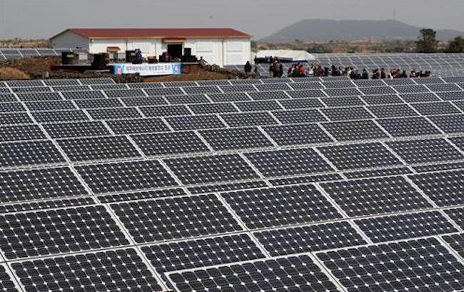 A meeting held on September 25 was attended by officials from the Ministries of Trade, Industry and Energy and Foreign Affairs and representatives from the South Korean solar power industry to discuss potential repercussions from looming U.S. protectionist activity. (Image: Yonhap)