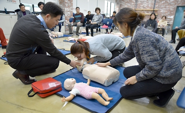 Regarding the team's work, Professor Oh said, “In the scenario in which the newly developed technology becomes commercialized, chest compression depths can be more accurately maintained, which will enable effective and safe administering of CPR.”  (Image: Yonhap)