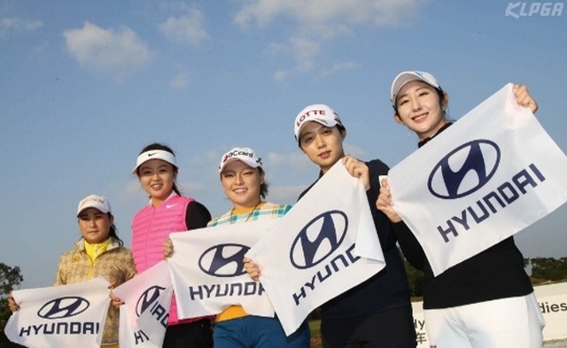 South Korean and Chinese golfers hold flags of Hyundai Motor, the title sponsor of the Chinese Ladies Open golf tournament. (image: KLPGA)