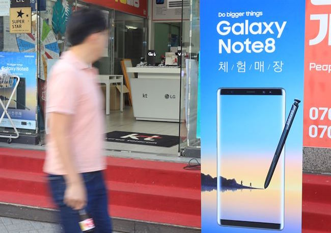 Domestically, Samsung Electronics' Galaxy Note 8 has performed like a rock star, alleviating company insiders' concerns that the Galaxy Note 7 exploding debacle would keep customers away. (Image: Yonhap)