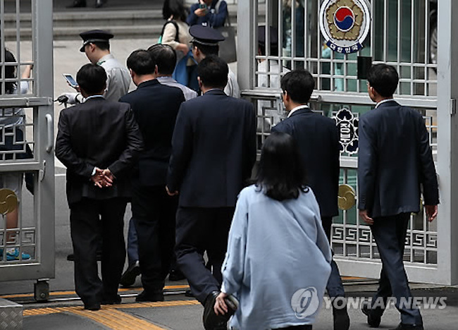 Nearly 40 percent of workers at public institutions based in provincial cities in South Korea live away from their families, a report said Tuesday, while calling for measures to help more live with their families. (Image: Yonhap)