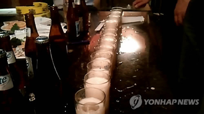 Use of corporate cards at luxury bars and restaurants fell substantially in the first six months this year from a year earlier, government data showed Thursday, as the anti-graft law that took effect last September bans businesses from treating government officials, teachers and journalists to expensive meals and drinks. (Image: Yonhap)