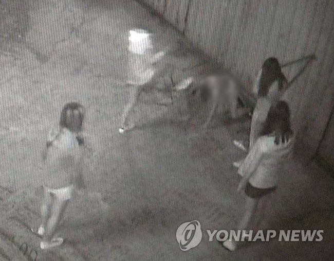 A bullying case involving a group of female middle school students brutalizing a fellow student in Busan has turned into a national issue as the outpouring of public rage has prompted many to  quetions abuce competence and juvenile criminal law. (Image: Yonhap)