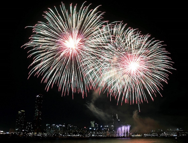 The headlining event of the weekend is the Seoul International Fireworks Festival held at Yeouido Park on the same day. (Image: Yonhap)