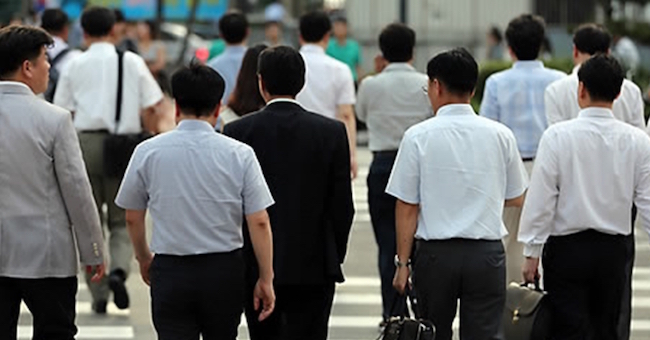 The initiative to reduce overall working hours has not been viewed positively by some in the R&D and global marketing departments, who can have irregular and prolonged work schedules as a consequence of the nature of their work. (Image: Yonhap)