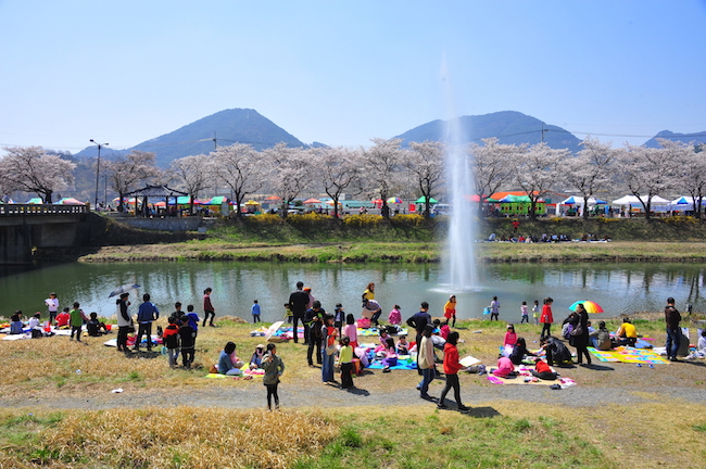 Along the banks of the stream, a deck over the water will be constructed with more sculptures and a photo zone. (Image: Yonhap)