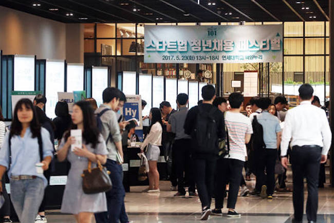Government funding for startups is bearing fruit after a report released on August 9 by the Korea Institute of Startup and Entrepreneurship Development and the Ministry of SMEs and Startups revealed that government-sponsored startups had hiring increases that were five to six times higher than at small and medium-sized companies and major corporations. (Image: Yonhap)