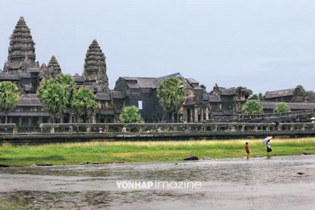 The decision of Cambodia’s Ministry of Tourism to limit the number of Korean-speaking tour guides working in the resort town of Siam Reap, home to the famous tourist attraction Angkor Wat, has stirred up the local Korean community. (Image: Yonhap)
