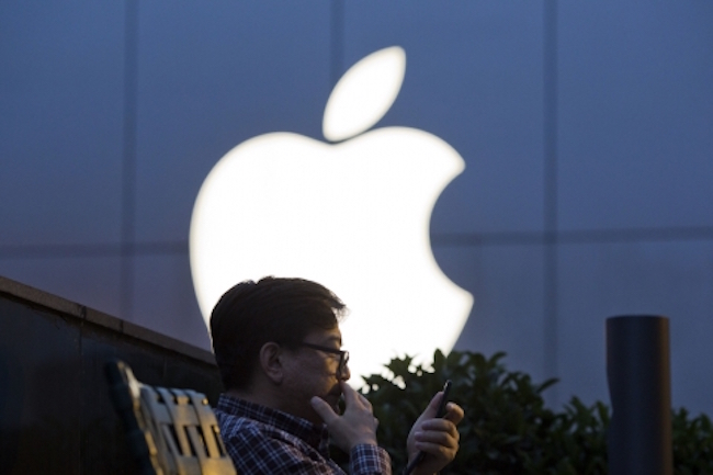 Responses to Apple and Samsung Electronics' latest flagship releases in the Chinese market have been lukewarm to downright disappointing. (Image: Yonhap)