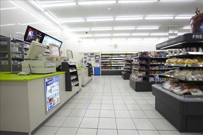 A collective of convenience store owners will file a class action lawsuit against the government to demand the repayment of five years’ worth of credit card fees on cigarettes and plastic bag sales. (Image: Yonhap)