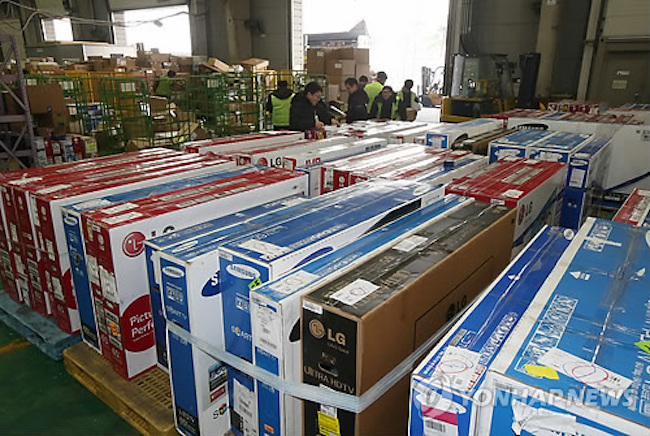 The trade deficit stems from the imbalance between South Korean consumers purchasing foreign goods and foreign consumers purchasing Korean goods. (Image: Yonhap)
