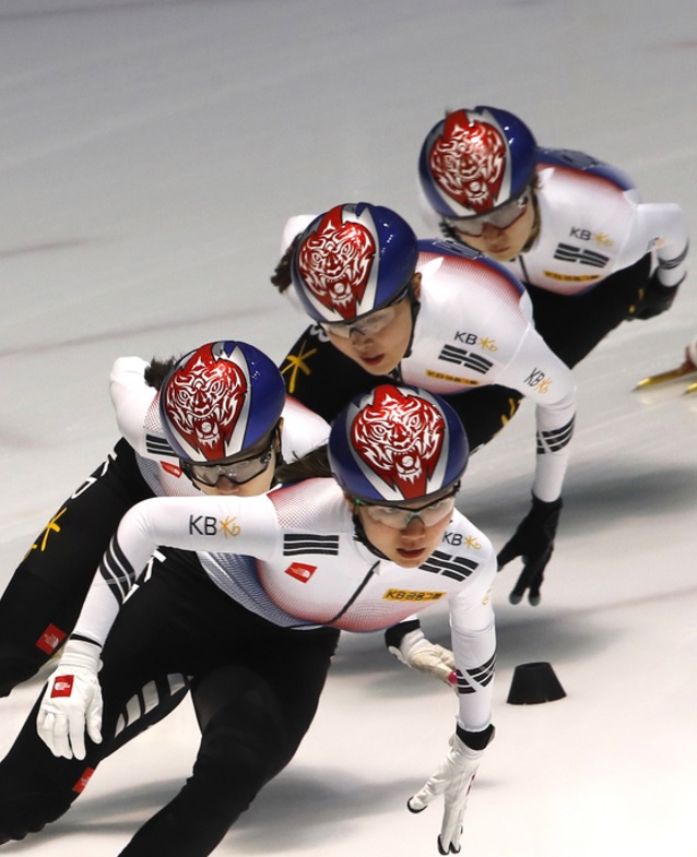 South Korea’s national short track speed skating team has unveiled new uniforms consisting of black, white, red, and blue to represent the colors of the country’s flag, topped off with a red helmet with the fierce face of a tiger. (Image: Yonhap)