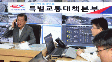 President Moon Transforms Himself Into One-Day Traffic Correspondent