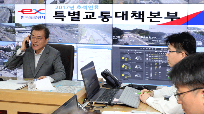 “Eight out of ten people travel to their hometowns by car. The most dangerous condition while driving long distance is dozing off behind the wheel. Also, please don’t forget to fasten your seatbelt before leaving the rest area,” said Mr. Moon on TBS traffic radio in the morning, as a one-day traffic correspondent. (Image: Yonhap)