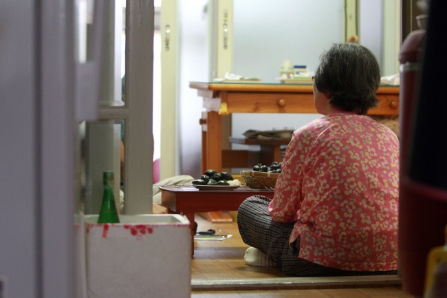 A senior citizen is at home alone in this file photo. (Yonhap)