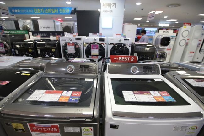 The two South Korean electronics giants are increasingly having to defend their position in the U.S. refrigerator market as Whirlpool steps up calls for the United States International Trade Commission (ITC) to target Samsung and LG with tariffs under the Trump administration’s ‘America first’ economic policy. (Image: Yonhap)