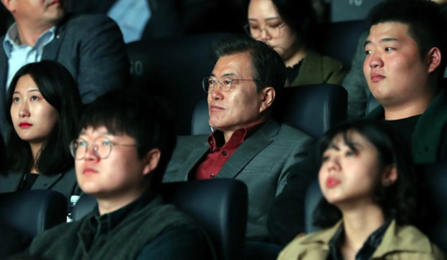 President Moon Makes Surprise Appearance at Busan International Film Festival