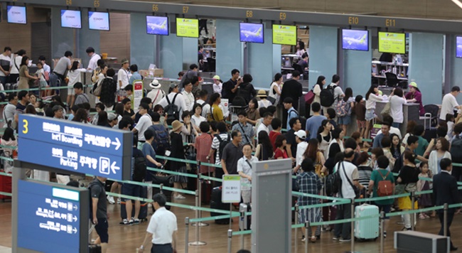 The Ministry of Land, Infrastructure and Transport said the moves come as the U.S. Transportation Security Administration (TSA) asked 180 airlines from 105 countries in June to carry out thorough pre-flight security checks of passengers through interviews and screening. (Image: Yonhap)