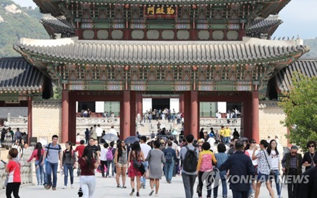 According to data compiled by the Ministry of Culture, Sports and Tourism, 8.87 million people visited 108 major tourist attractions in South Korea during the 10-day Chuseok break, the country's autumn harvest celebration, up 59.6 percent from 5.56 million tallied last year. (Image: Yonhap)