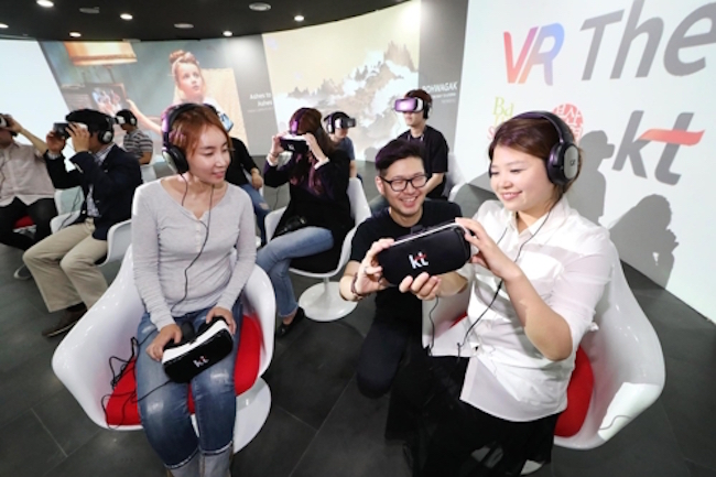 Telecommunications giant KT announced on September 12 that it has teamed up with virtual reality content producer Barunson to hold a VR screening room at this year's Busan International Film Festival. (Image: Yonhap)