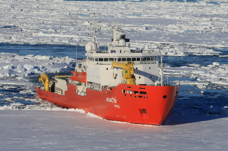 This file photo shows the Araon, South Korea's first ice breaking vessel. (Yonhap)