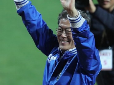President Opens Korean Series with Ceremonial First Pitch